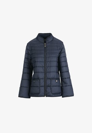 Chaqueta acolchada azul marino con cremallera frontal, cuello alto y dos bolsillos delanteros con solapa y botones.