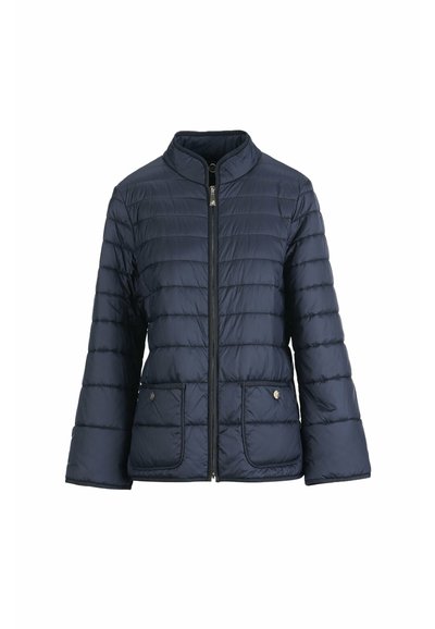 Giacca imbottita trapuntata blu navy con cerniera frontale, collo alla coreana e due tasche frontali con patta e bottoni.