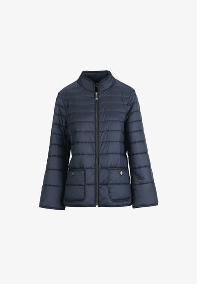 Giacca imbottita trapuntata blu navy con cerniera frontale, collo alla coreana e due tasche frontali con patta e bottoni.