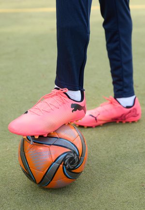 FUTURE 7 PLAY MG - Botines de fútbol para terreno firme - sunset glow/black/sun stream