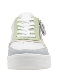 Baskets basses en cuir blanc avec des accents verts, une fermeture éclair sur le côté et un embout en suede gris avec des détails perforés.