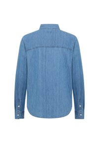 Jasnoniebieska koszula dżinsowa z długim rękawem, klasycznym kołnierzykiem, zapięciem na guziki przy mankietach, zakrzywionym dołem i detalem szwu na plecach.