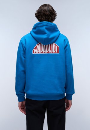 Blauwe hoodie met een groot rood "NAPAPIJRI" logo op de achterkant. Heeft een gestructureerde stof, een buidelzak en een verstelbare capuchon met trekkoord.