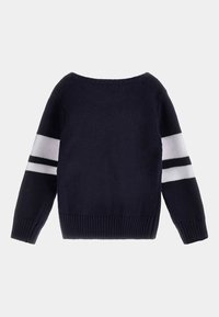 Granatowy sweter z białymi i czarnymi paskami na rękawach, ściągaczami przy mankietach i u dołu. Wykonany z dzianiny o miękkiej teksturze.