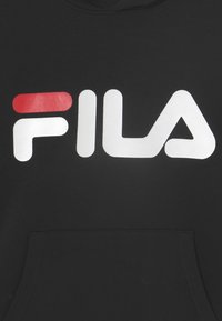 Sudadera negra con capucha que presenta un gran logo blanco con un acento rojo a la izquierda. Fabricada con tejido suave y con un bolsillo frontal.