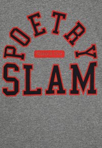 Grå bomulds t-shirt med fed sort og rød tekst "POETRY SLAM" og "SCOTCH & SODA" mærke i midten. Teksten har en struktureret finish.