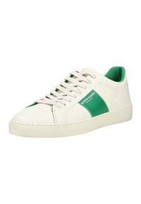 Bílá nízká teniska se zeleným bočním pruhem a zelenou vnitřní podšívkou, s bílými tkaničkami a plochou gumovou podrážkou.