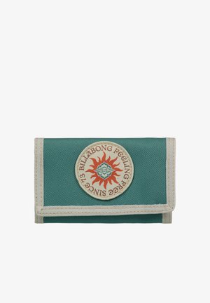 Portefeuille en toile verte avec un écusson rond orné d'un motif de soleil en rouge et orange, bordé de tissu beige. Forme pliée et compacte.