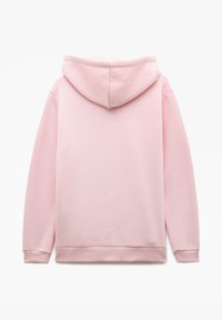 Różowa bluza z kapturem o miękkiej i gładkiej fakturze. Posiada ściągacz w kapturze, ściągacze przy mankietach i u dołu, a także nie ma widocznych oznaczeń ani wzorów.