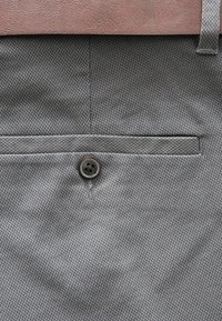 Next BELTED STRETCH 2 PACK- SLIM FIT - Vászonnadrágok - navy grey
