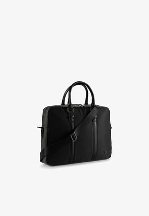 Zwarte rechthoekige aktetas met dubbele bovenhandgrepen en verstelbare schouderriem, minimalistisch ontwerp, klein rond logo op de voorkant hoek.