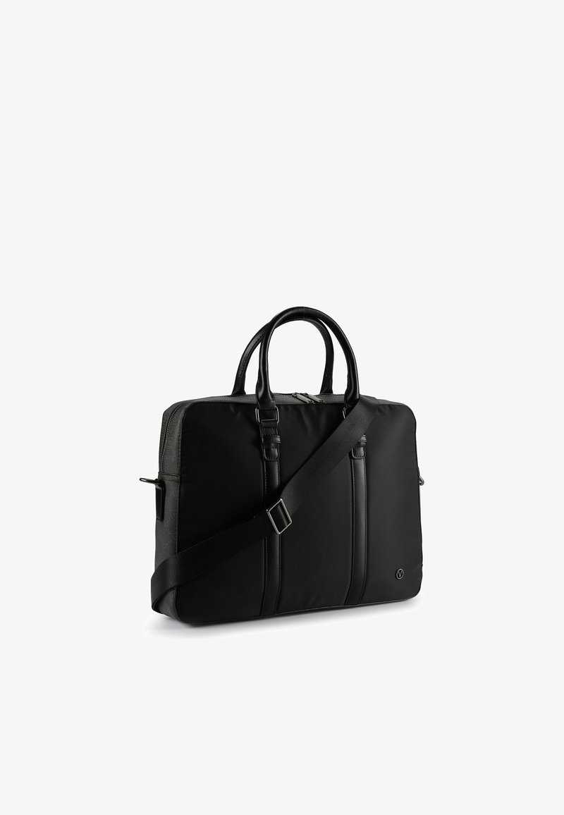 Zwarte rechthoekige aktetas met dubbele bovenhandgrepen en verstelbare schouderriem, minimalistisch ontwerp, klein rond logo op de voorkant hoek.