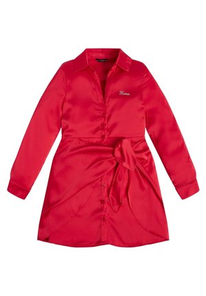 Robe-chemise longue à manches longues en satin rouge avec col, boutons sur le devant, ceinture à nouer à la taille et petit logo "Guess" brodé sur la poitrine.