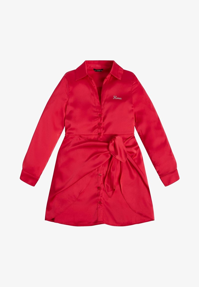 Robe-chemise longue à manches longues en satin rouge avec col, boutons sur le devant, ceinture à nouer à la taille et petit logo "Guess" brodé sur la poitrine.