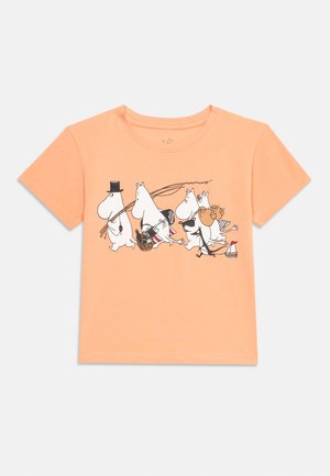 Cămașă cu mâneci scurte, culoarea piersicii, cu imprimeu frontal reprezentând personaje desenate animat asemănătoare hipopotamilor, care poartă bețe de pescuit, coșuri și o barcă mică de jucărie cu pânze.