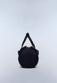 Rund marinblå väska med slät yta, svarta remmar, dragkedja och justerbar hårdvara. Kompakt design som passar för vardagligt bruk.