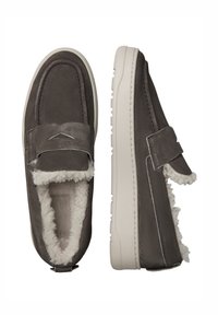 Graue Wildleder-Slipper mit weichem Lammfellfutter, gepolstertem Riemen und weißer Gummisohle mit Profil.