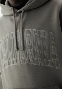 PULL&BEAR Luvtröja - taupe
