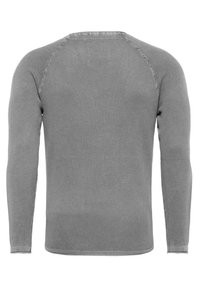 Szary sweter z długim rękawem wykonany z dzianiny o teksturowanej powierzchni, z raglanowymi rękawami i okrągłym dekoltem. Minimalistyczny design, bez widocznych logo ani wzorów.