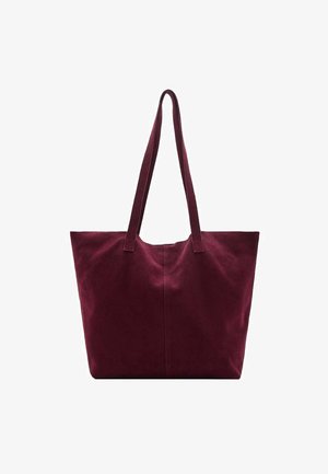 Burgundska torba iz mehkega blaga z dvema naramnima trakova, s minimalističnim dizajnom in brez vidnih naprav ali okrasitev.