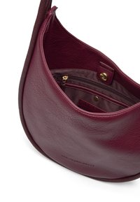 Borsa a spalla in pelle borgogna con una texture morbida, dotata di una tasca con zip e hardware in ottone, parzialmente aperta per rivelare la fodera interna.