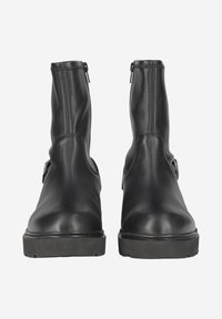 Bottines noires en cuir avec une finition lisse, tige haute, fermeture zippée sur le côté et semelles en caoutchouc robustes. Design minimaliste, sans motifs visibles.