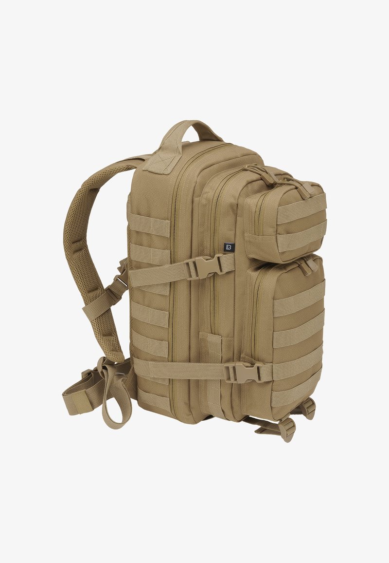 Mochila táctica color tostado con múltiples compartimentos con cremallera, correas de hombro ajustables y hebillas de compresión lateral aislada sobre fondo blanco.