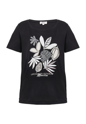 Schwarzes Baumwoll-T-Shirt mit einem grafischen Design aus weißen und silbernen Blättern, unter dem der Text "DAS LEBEN IST EINE SAMMLUNG VON ERINNERUNGEN" steht.