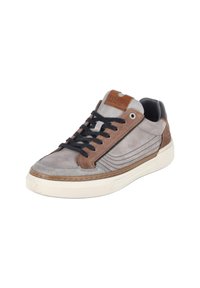 Grijze en bruine sneaker van suede en leer, met zwarte veters, een witte rubberen zool en een bruine logo-tag op de tong.