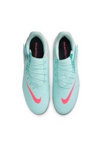 Mentazöld focicipők texturált felsőrésszel, rózsaszín Nike logóval és azonos színű fűzőkkel. Fekete talpbetét, rajta rózsaszín "PHANTOM" felirattal.