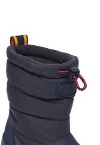 Botte d'hiver marine avec tige matelassée, col rembourré, languette rayée, et cordon réglable avec toggle à l'ouverture supérieure.