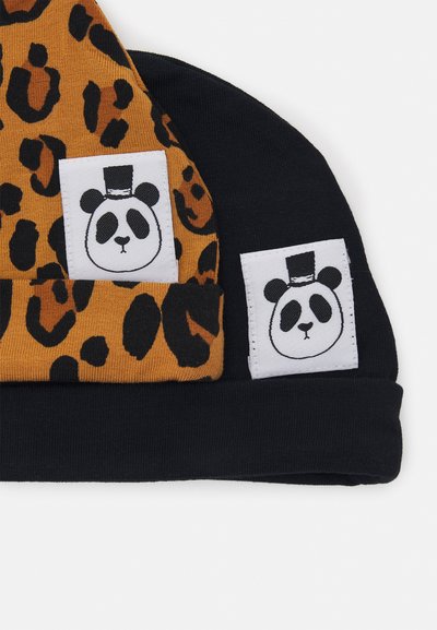 Dois gorros de malha; um apresenta um padrão de leopardo em laranja e preto, o outro é de cor preta lisa. Ambos têm etiquetas brancas com um design de panda.