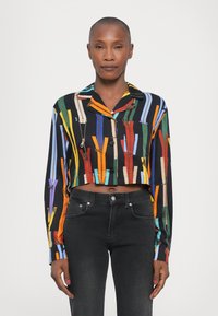 Camicia a maniche lunghe cropped con un motivo di zip multicolore su sfondo nero. Presenta un colletto e un taglio alla vita.