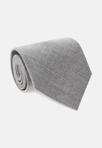 Jasnoszary wełniany krawat zwinięty, prezentowany na białym tle.