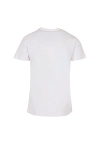 Camiseta blanca de algodón con cuello redondo, mangas cortas y diseño liso. Textura suave, corte estándar sin gráficos ni adornos.