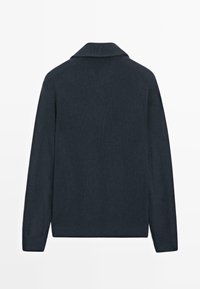 Dunkelblauer Strickpullover mit gerippter Struktur, mit weitem Kragen und langen Ärmeln, von hinten betrachtet.