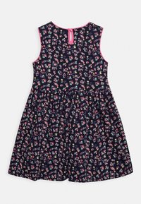 Granatowa sukienka w kwiaty z bezrękawowym krojem, z różowym wykończeniem dekoltu i wycięciem z tyłu. Materiał ma delikatną teksturę i kolorowe wzory kwiatowe.