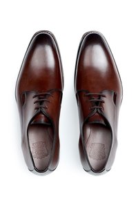 Chaussures habillées en cuir brun avec une finition brillante, un bout arrondi et un design traditionnel à lacets avec des détails de couture subtils.