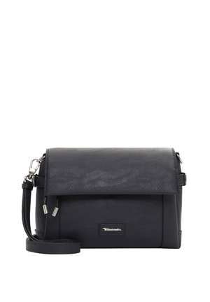 Sac bandoulière en cuir noir avec une fermeture à rabat, quincaillerie en ton argenté, surface texturée et une bandoulière ajustable. Forme rectangulaire compacte.