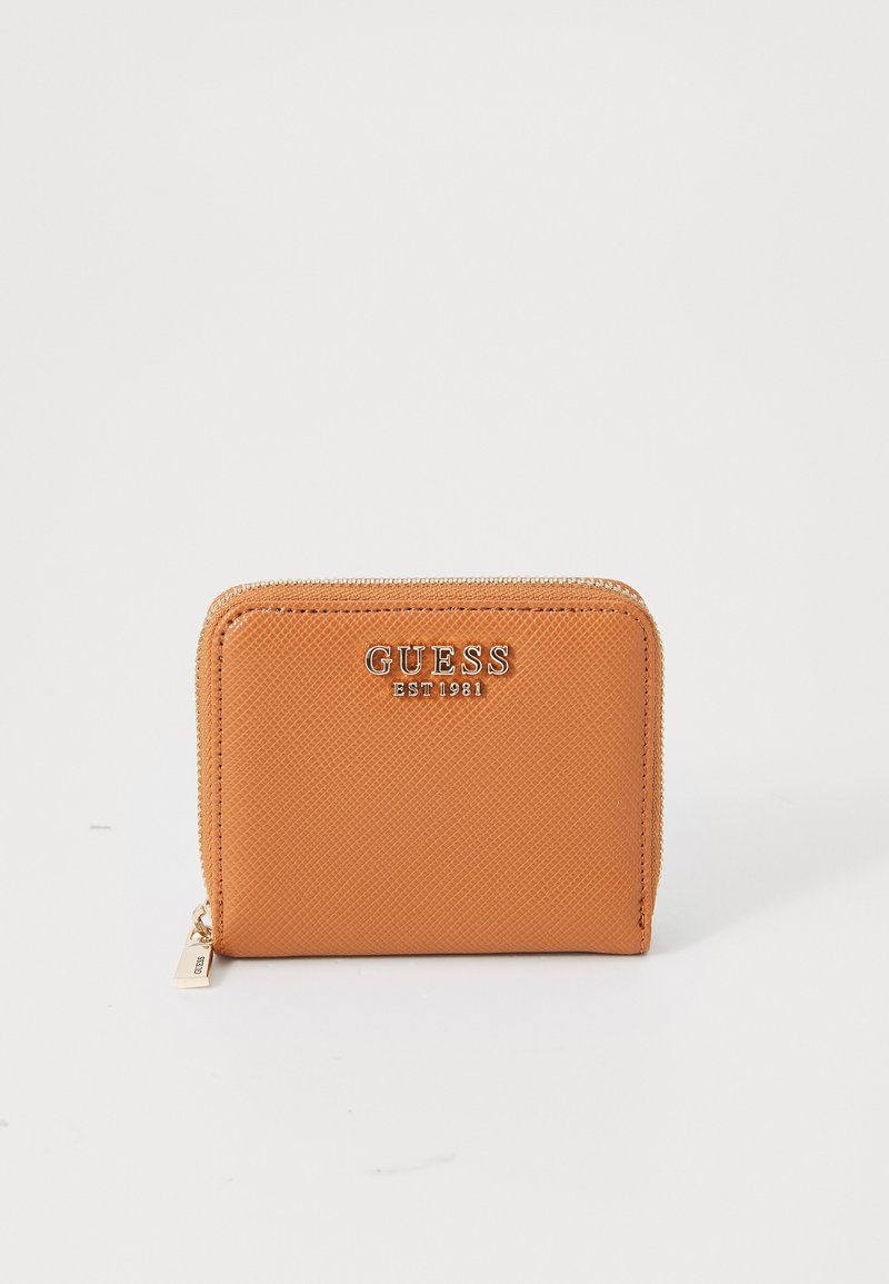 Portefeuille synthétique orange avec une surface texturée, fermeture éclair et un logo argenté à l'avant. Design compact en forme de carré.