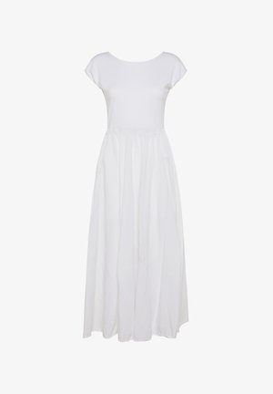 Biała maxi sukienka z krótkimi rękawami w kształcie krynki, okrągłym dekoltem i gumką w talii, prowadząca do zwiewnej spódnicy z lekkiego materiału.