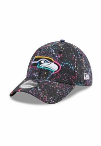 Schwarze Baseballmütze mit einem bunten Farbklecksdesign. Sie verfügt über ein deutlich gesticktes Teamlogo an der Vorderseite und einen gebogenen Schirm.