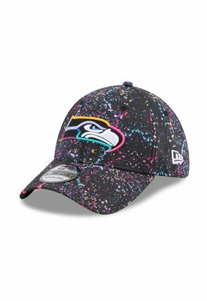 Casquette de baseball noire avec un design éclaboussé de peinture colorée. Présente un logo d'équipe brodé en évidence sur le devant et une visière courbée.