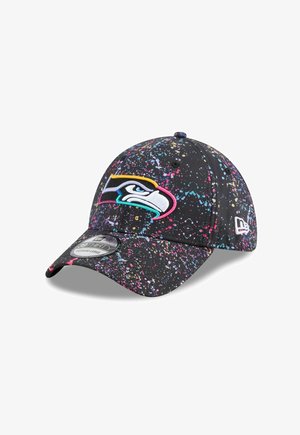 Schwarze Baseballmütze mit einem bunten Farbklecksdesign. Sie verfügt über ein deutlich gesticktes Teamlogo an der Vorderseite und einen gebogenen Schirm.