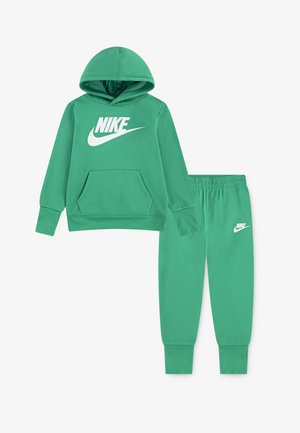 Conjunto de moletom e calças verdes da Nike, com um grande logótipo branco na frente, bolso frontal, punhos canelados e faixa elástica na cintura.