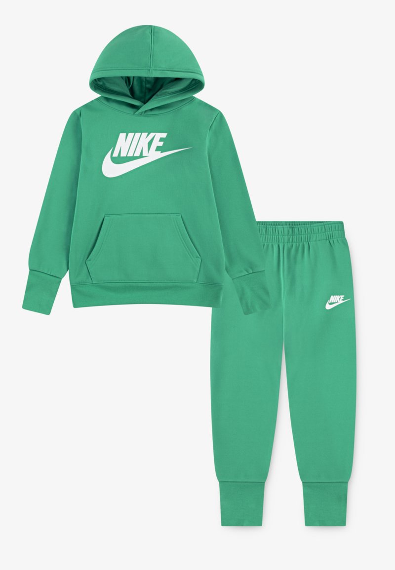 Ensemble en sweat à capuche et pantalon vert de Nike, avec un grand logo blanc sur le devant, une poche avant, des poignets côtelés et une taille élastique.
