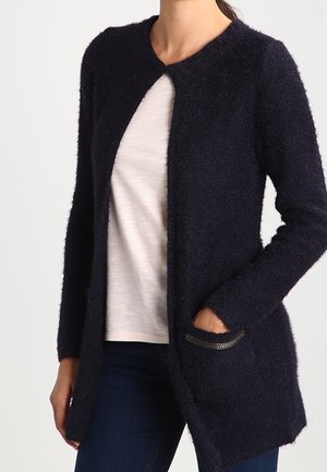 Cardigan lavorato a maglia blu navy con scollatura tonda, apertura frontale, maniche lunghe e finitura a trama; presenta una tasca con zip sul lato sinistro.