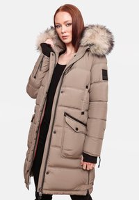 Giubbotto imbottito beige con cappuccio foderato in pelliccia, trapuntatura orizzontale, due tasche frontali, chiusura a zip e dettagli neri sui polsini e sulle tasche.