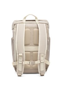 Bézs hátizsák párnázott háttal, állítható pántokkal és oldalzsebekkel. Texturált anyag és hevederpántok biztos záródást és támogatást nyújtanak.