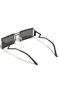 Mustat suorakulmaiset aurinkolasit, joissa on tummennetut linssit, metallinen runko ja ainutlaatuiset sahalaitaiset sarvet. Varustettu metallisilla yksityiskohdilla ja tyylikkäällä, modernilla muotoilulla.